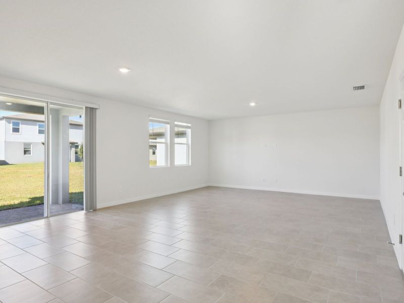 Spacious, unfurnished interior of a new home in The Reserve at Twin Lakes, St. Cloud (Image 6).