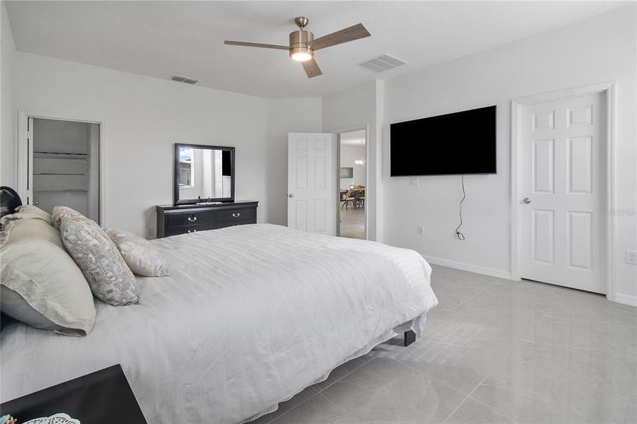 Furnished interior view inside a new home in , Davenport (Image 14).