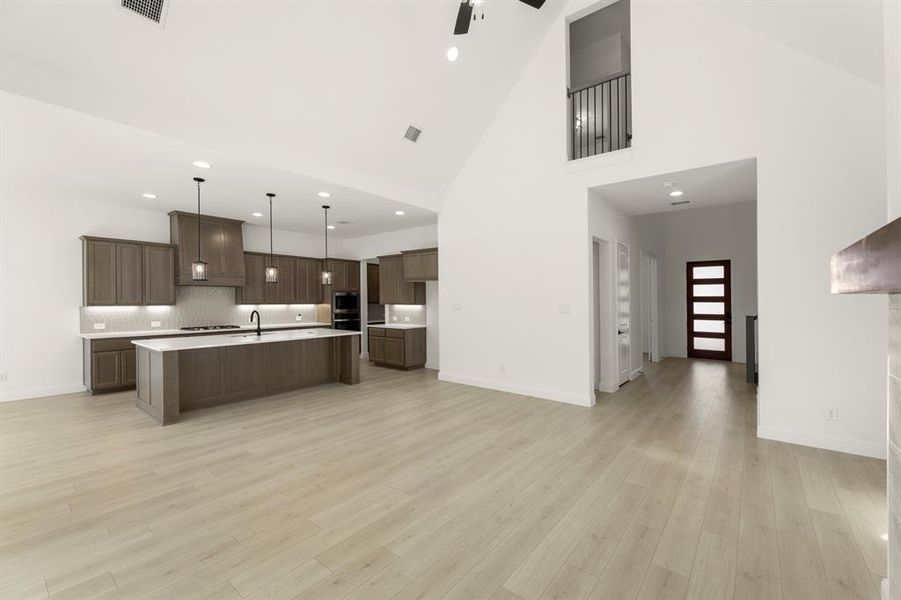 09. 2213 Clairmount - Family (2)