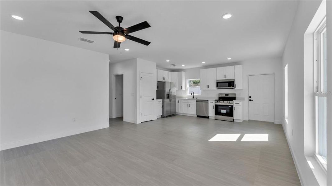 Spacious, unfurnished interior of a new home in , Winter Haven (Image 12).