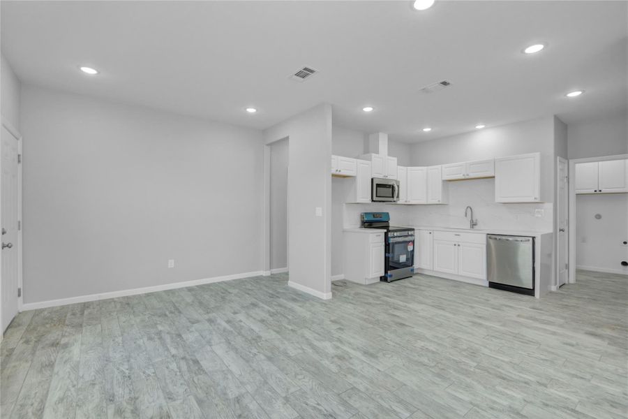 Spacious, unfurnished interior of a new home in , Freeport (Image 22).