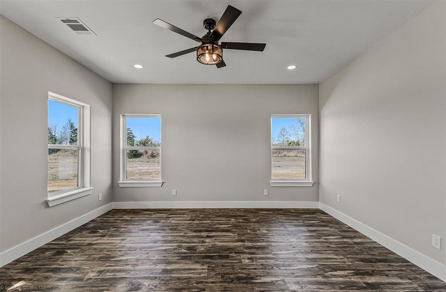 Secondary bedroom. Downstairs