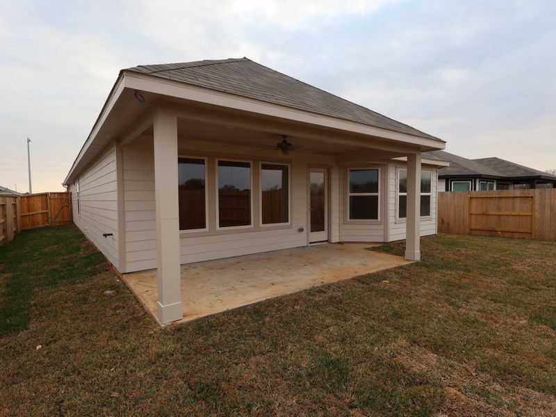 Exterior details and patio area of a home in Ambrose, La Marque (Image 4).