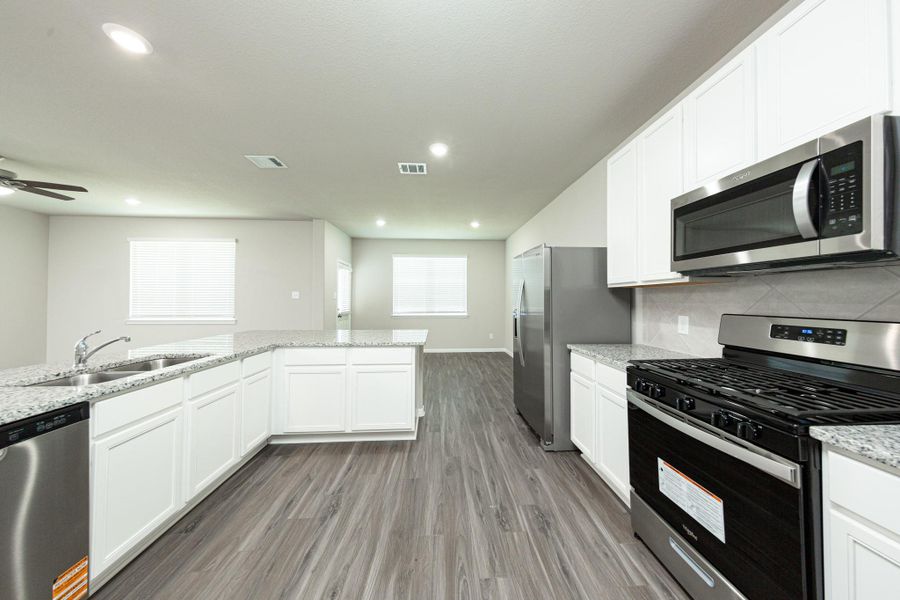 Furnished interior view inside a new home in Mackenzie Creek, Conroe (Image 8).
