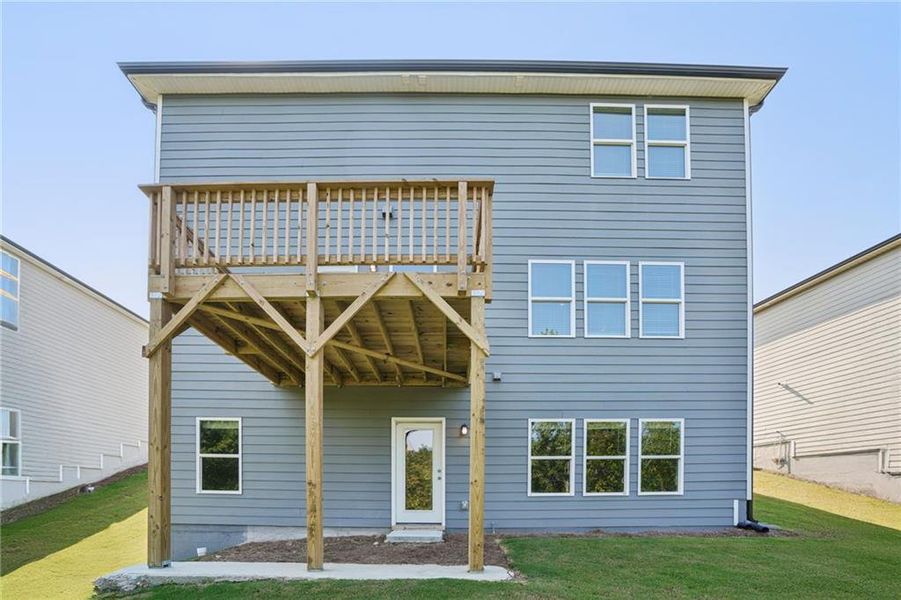 Exterior details and patio area of a home in Ivey Township, Dallas (Image 1).