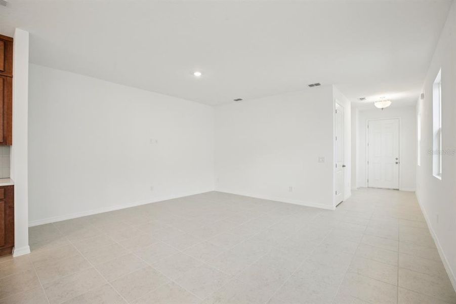 Spacious, unfurnished interior of a new home in , Winter Garden (Image 20).