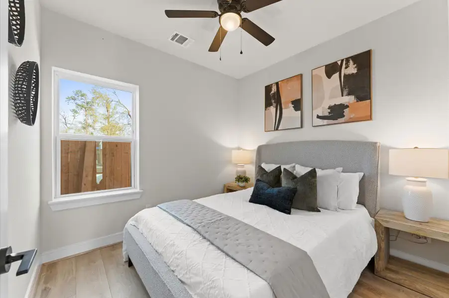 Representative furnished interior of a home built from the Plan 1458 by Faircroft Homes in Highland Gardens, Houston (Image 16).