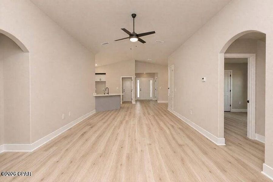 Spacious, unfurnished interior of a new home in College Station, Panama City (Image 5).