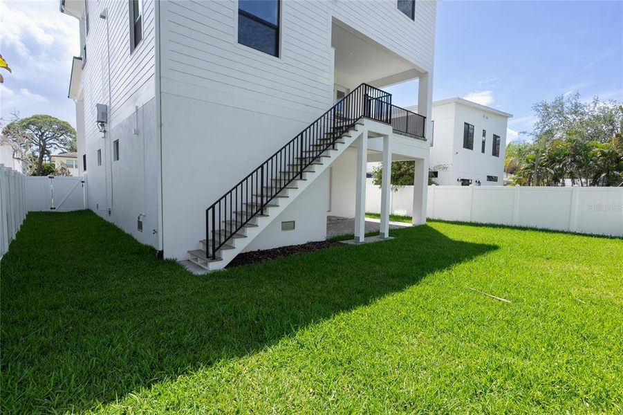 Exterior details and patio area of a home in , St. Petersburg (Image 4).