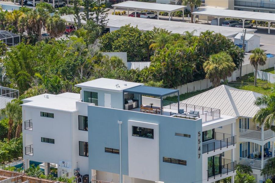 Condo located in Sarasota, FL showcasing its design and architecture (Image 4).