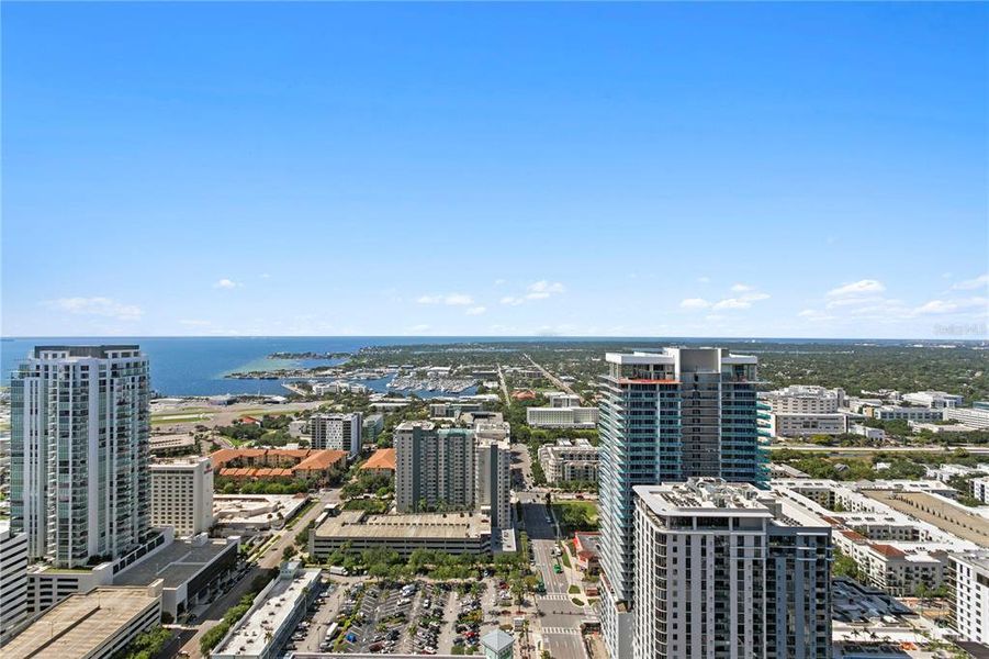 Condo located in St. Petersburg, FL showcasing its design and architecture (Image 28).