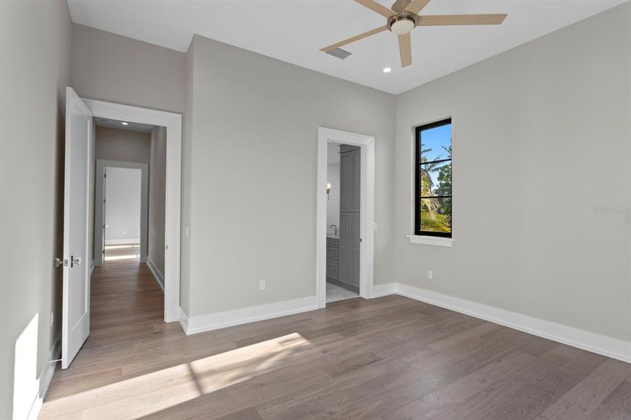 Spacious, unfurnished interior of a new home in , St. Petersburg (Image 25).