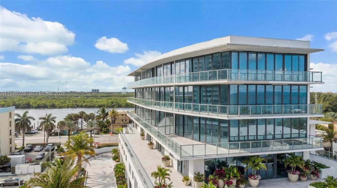 Condo located in Hollywood, FL showcasing its design and architecture (Image 12).