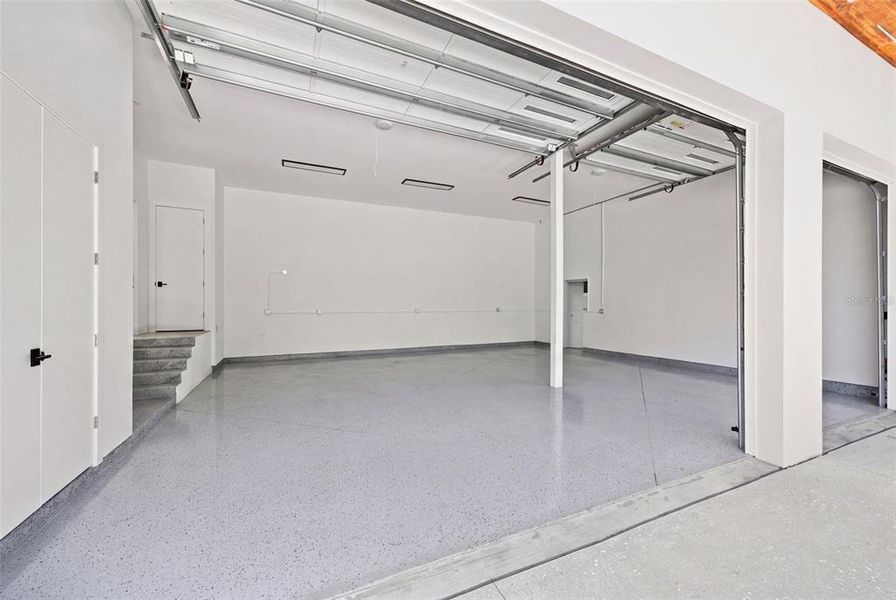 Spacious, unfurnished interior of a new home in , Sarasota (Image 27).