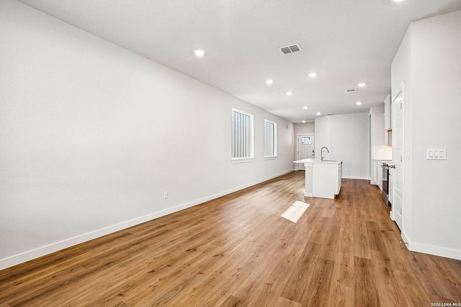 Spacious, unfurnished interior of a new home in Highland Ridge, San Antonio (Image 28). Spacious, unfurnished interior of a new home in Highland Ridge, San Antonio (Image 28).