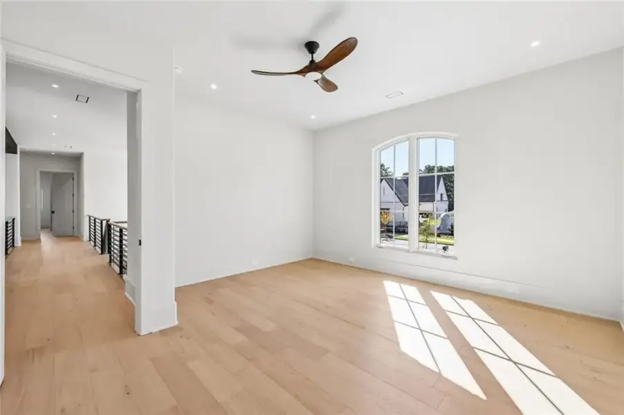 Spacious, unfurnished interior of a new home in , Alpharetta (Image 96).