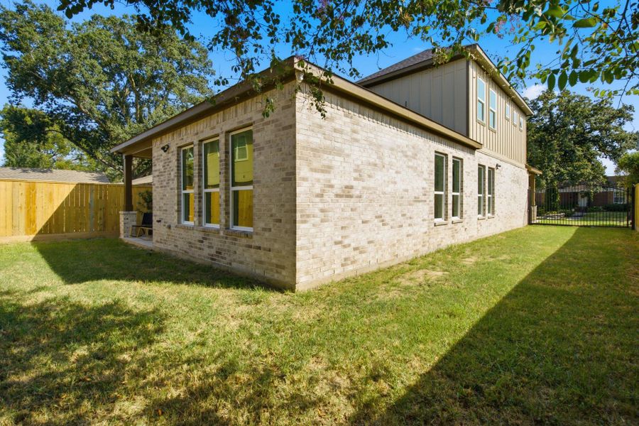 Exterior details and patio area of a home in , Houston (Image 30).
