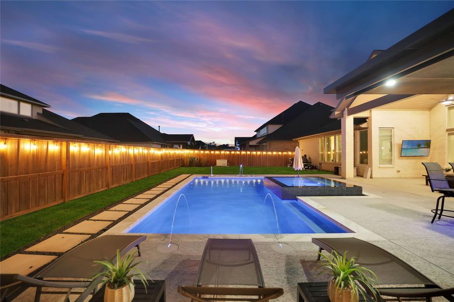 Customize the perfect evening ambiance with the pool's programmable LED lighting, offering a variety of colors to match every mood and occasion.
