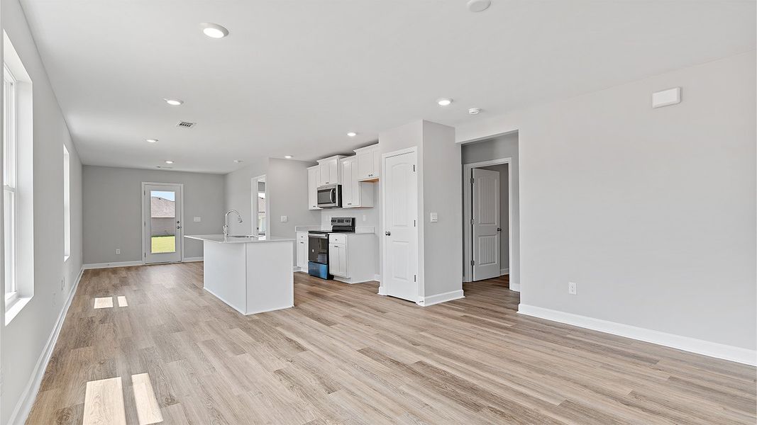 Spacious, unfurnished interior of a new home in Colonial East, Panama City Beach (Image 15).