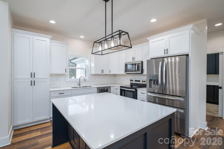 Island accommodates barstools