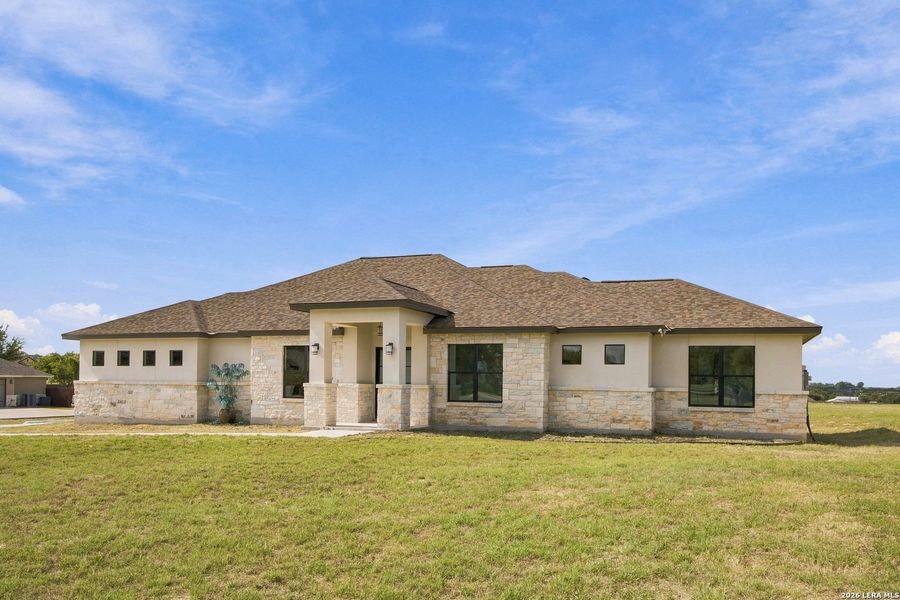 Exterior details and patio area of a home in , Floresville (Image 27).