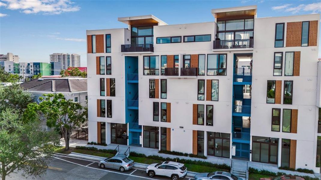 Condo located in Sarasota, FL showcasing its design and architecture (Image 3). Condo located in Sarasota, FL showcasing its design and architecture (Image 3).