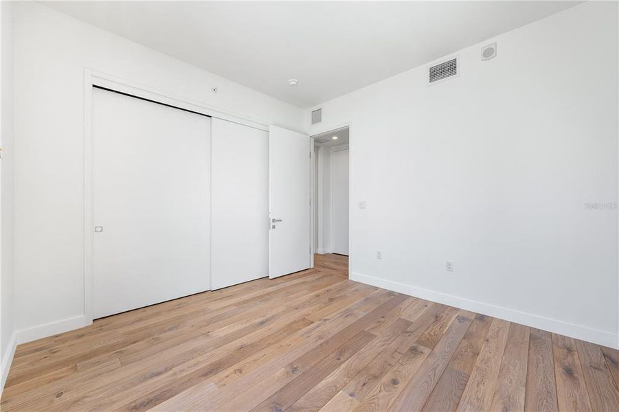 Spacious, unfurnished interior of a new home in , Sarasota (Image 20).