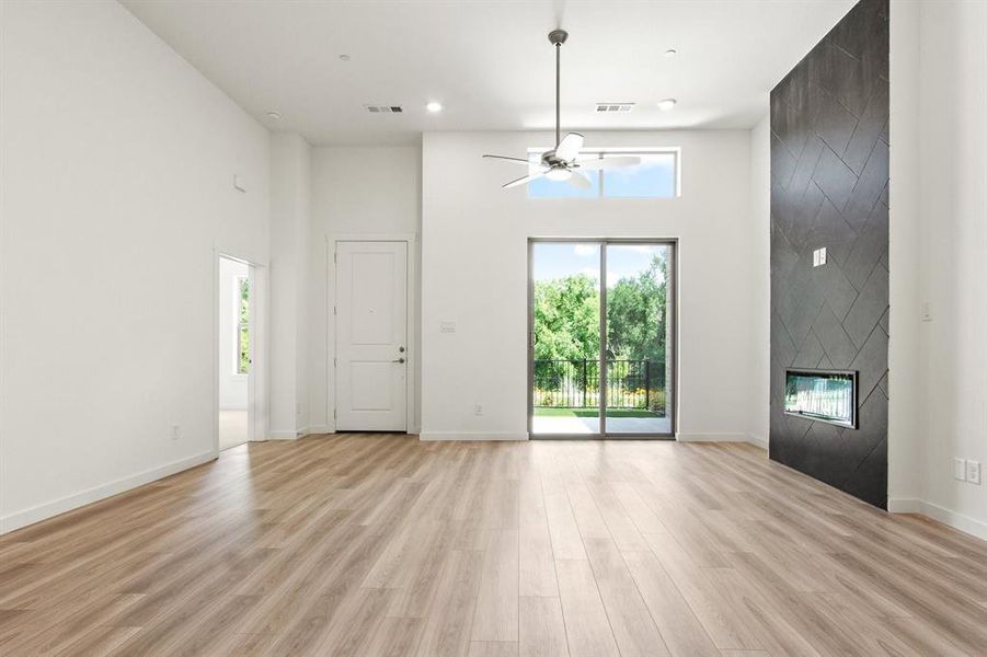 007-8513DelRioTrail-Rowlett-TX-75089-Living.jpg-SMALL