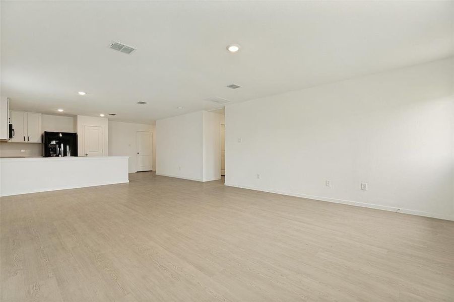 Spacious, unfurnished interior of a new home in Tillage Farms, Princeton (Image 19).