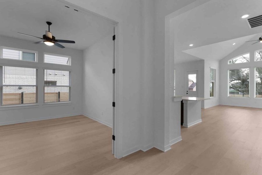 Spacious, unfurnished interior of a new home in Highland Village, Georgetown (Image 12).