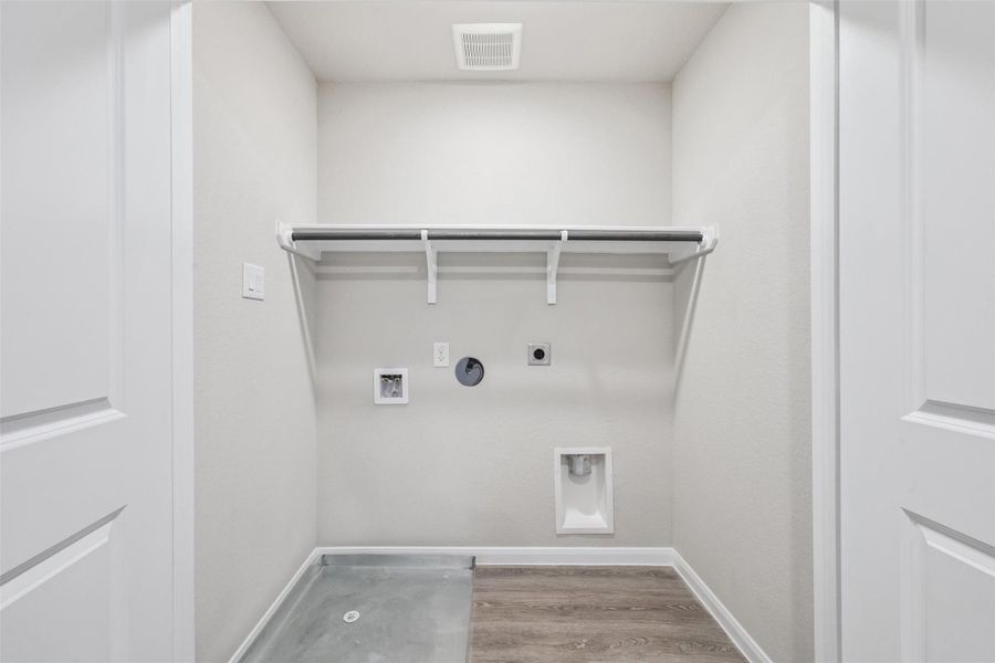 Spacious, unfurnished interior of a new home in , Texas City (Image 16).