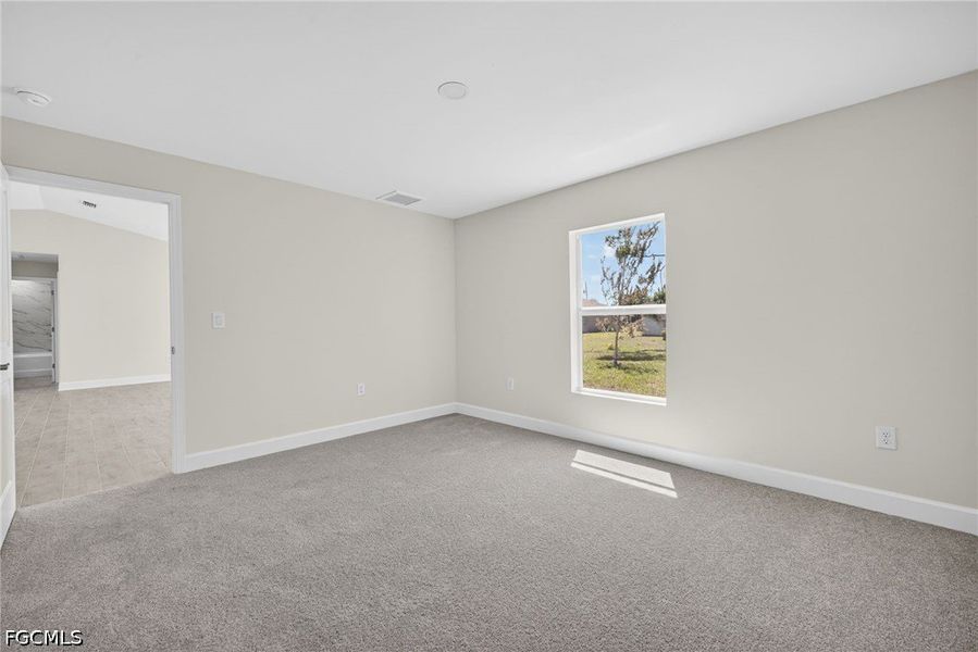 Spacious, unfurnished interior of a new home in Cape Coral, Cape Coral (Image 18).