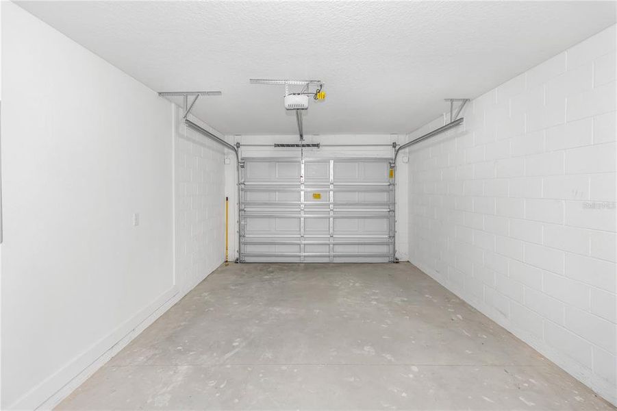 Spacious, unfurnished interior of a new home in , Orange City (Image 13).