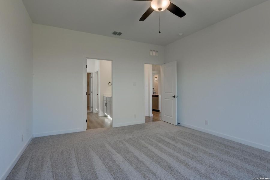 Spacious, unfurnished interior of a new home in Nopal Valley, San Antonio (Image 17).