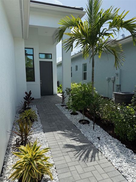 Exterior details and patio area of a home in , Port St. Lucie (Image 3).