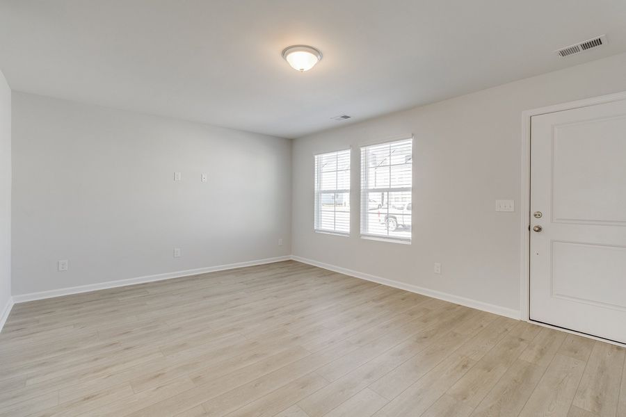 Spacious, unfurnished interior of a new home in Astoria, Columbia (Image 16).