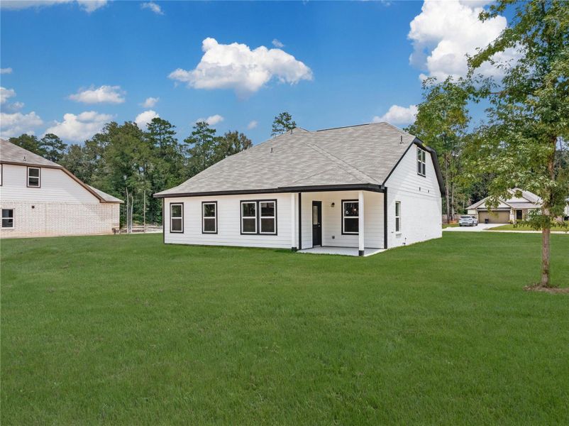 Exterior details and patio area of a home in Roman Forest, New Caney (Image 3).