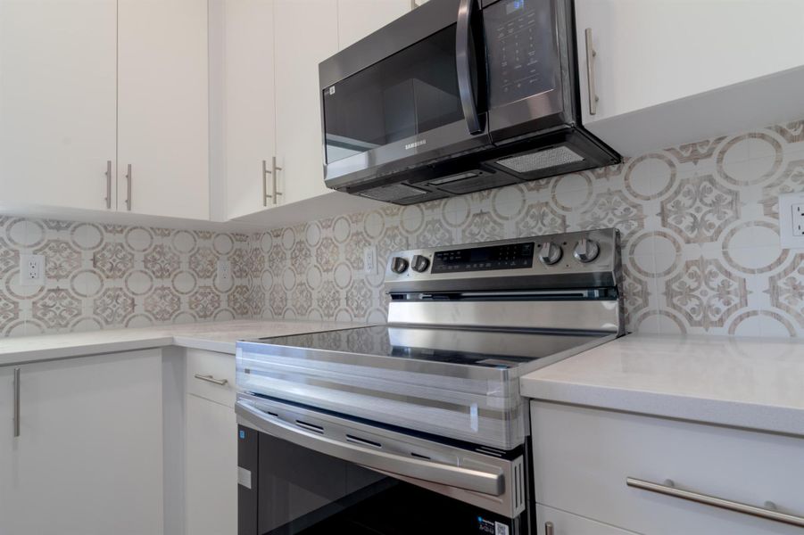 Spacious, unfurnished interior of a new home in , Port Charlotte (Image 19).