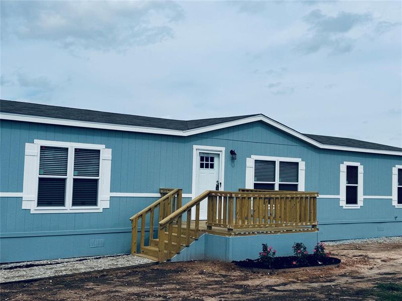 Exterior details and patio area of a home in , Azle (Image 17).
