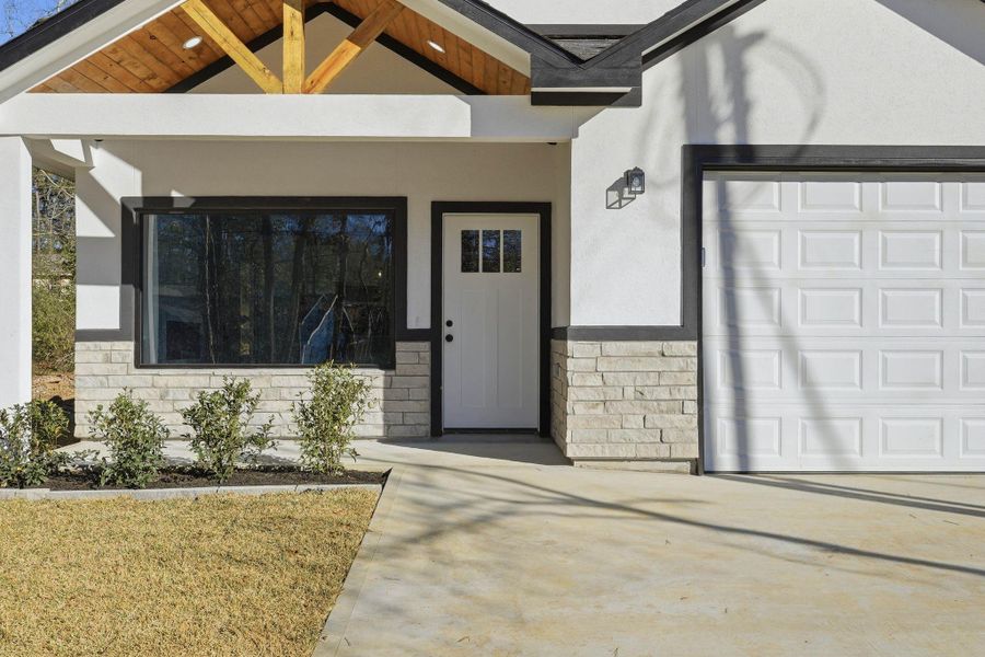 Exterior details and patio area of a home in , Willis (Image 3).