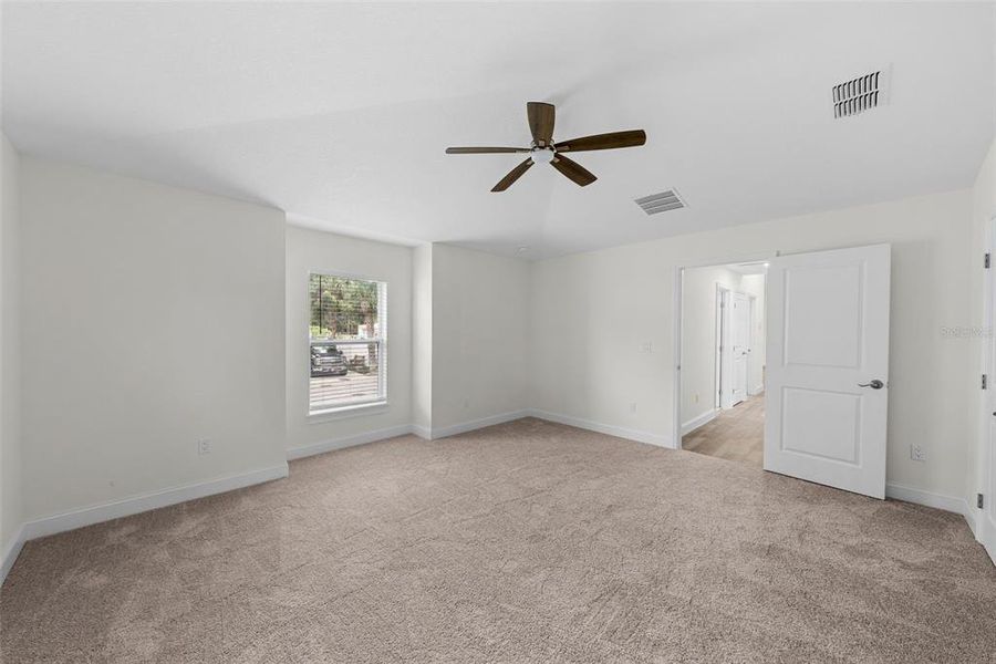 Spacious, unfurnished interior of a new home in , St. Petersburg (Image 27).