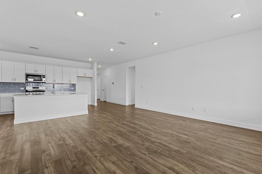 Spacious, unfurnished interior of a new home in Railhead, Cedar Creek (Image 25).