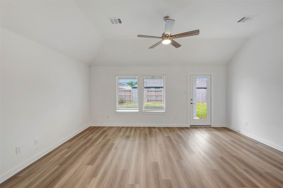 Spacious, unfurnished interior of a new home in Miller's Pond, Rosenberg (Image 29).