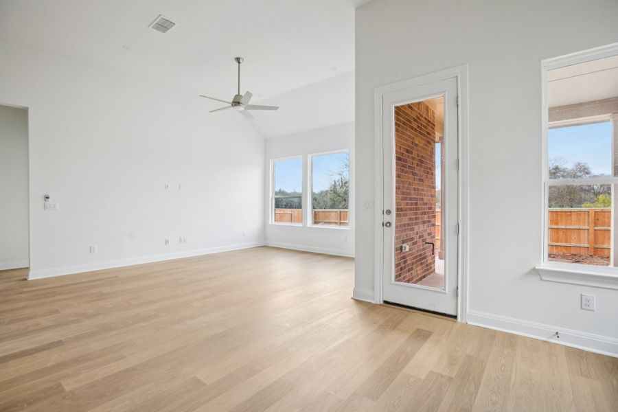 Spacious, unfurnished interior of a new home in Persimmon, Buda (Image 7).