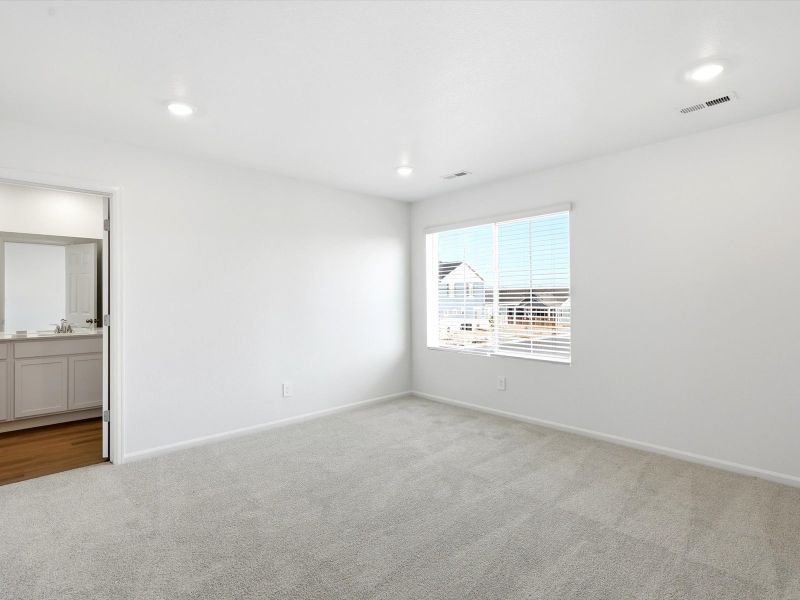 Spacious, unfurnished interior of a new home in Skyview at High Point, Aurora (Image 13).