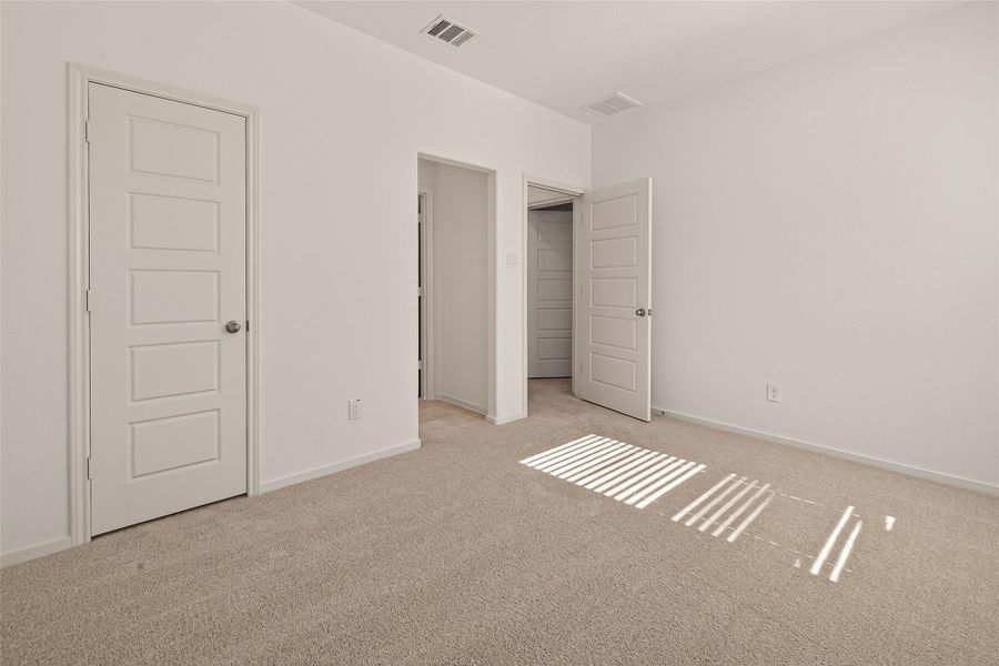 Spacious, unfurnished interior of a new home in Lago Mar, Texas City (Image 34).