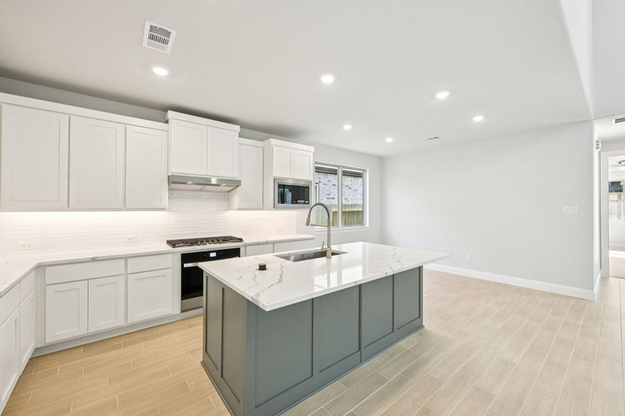 Furnished interior view inside a new home in Evergreen 40', Conroe (Image 8).