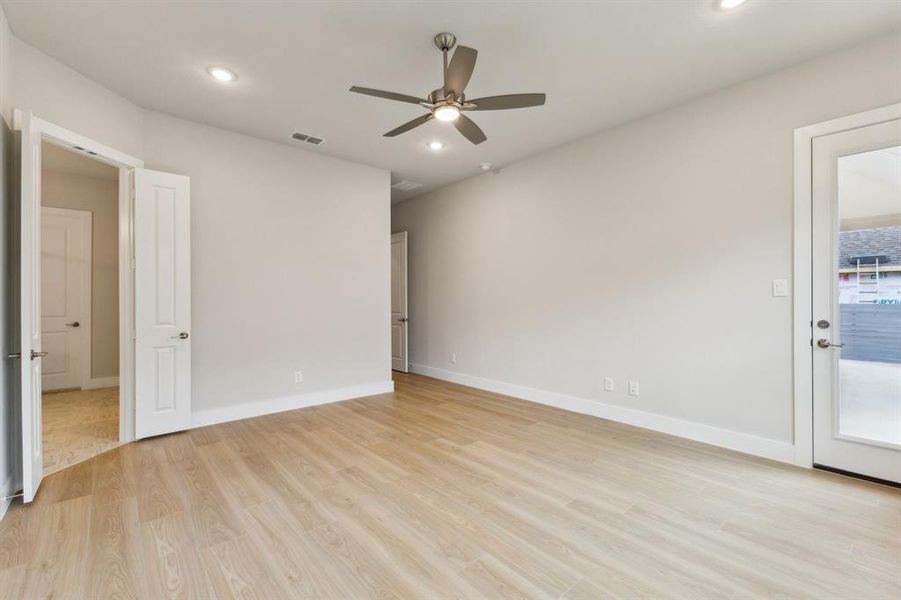 Empty room featuring a ceiling fan, light wood-type flooring, and recessed lighting