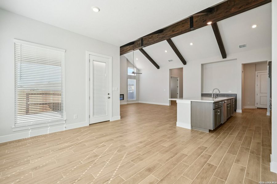 Spacious, unfurnished interior of a new home in Meyer Ranch, New Braunfels (Image 21).