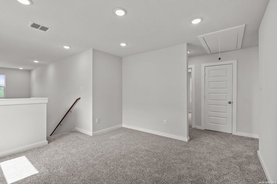 Spacious, unfurnished interior of a new home in Spring Creek, San Antonio (Image 19). Spacious, unfurnished interior of a new home in Spring Creek, San Antonio (Image 19).